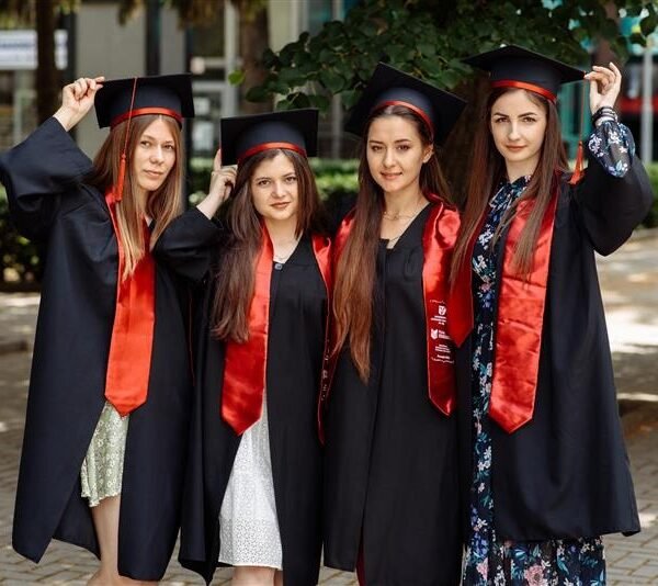 caps and gowns for college