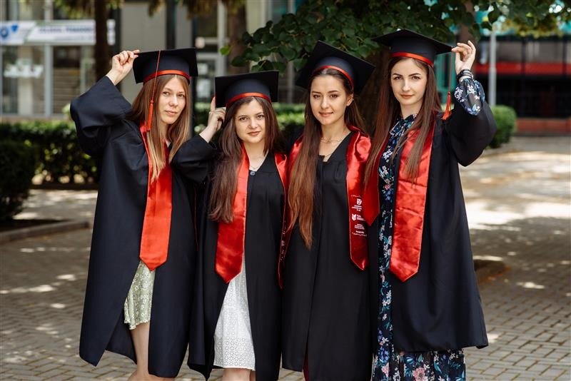 caps and gowns for college