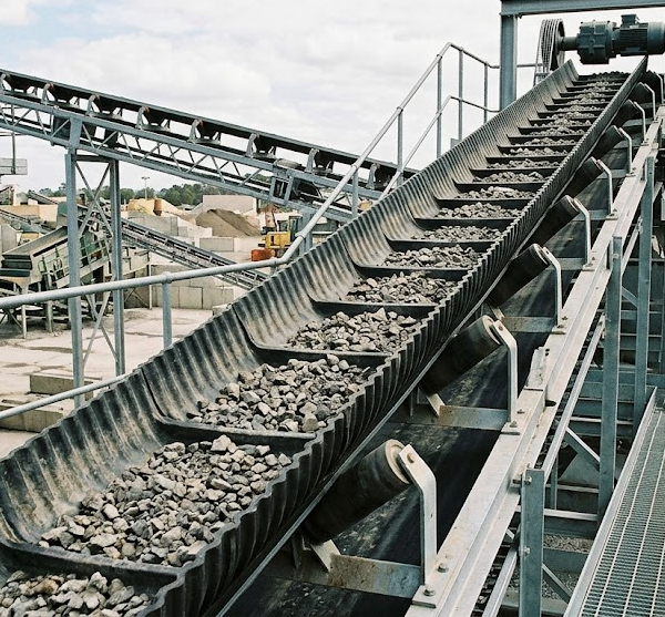 Sidewall conveyor belt