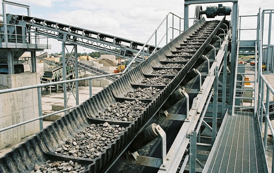 Sidewall conveyor belt