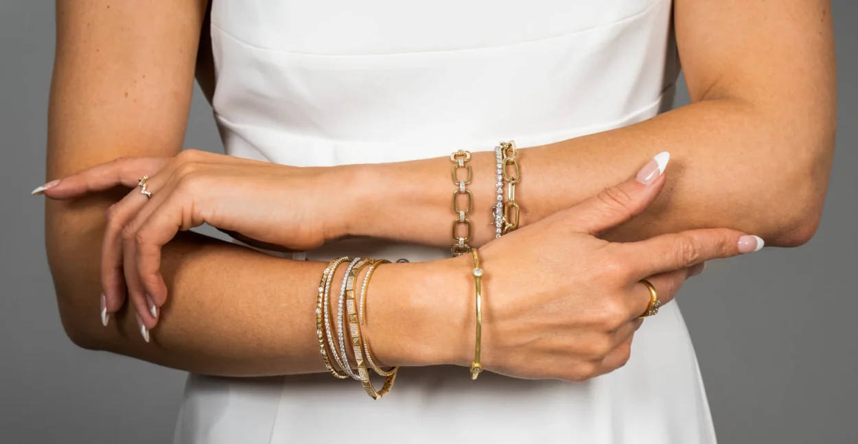 2-carat gold round bangle