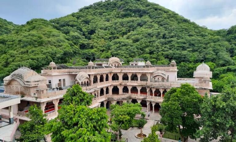 khole-ke-hanuman-ji-temple