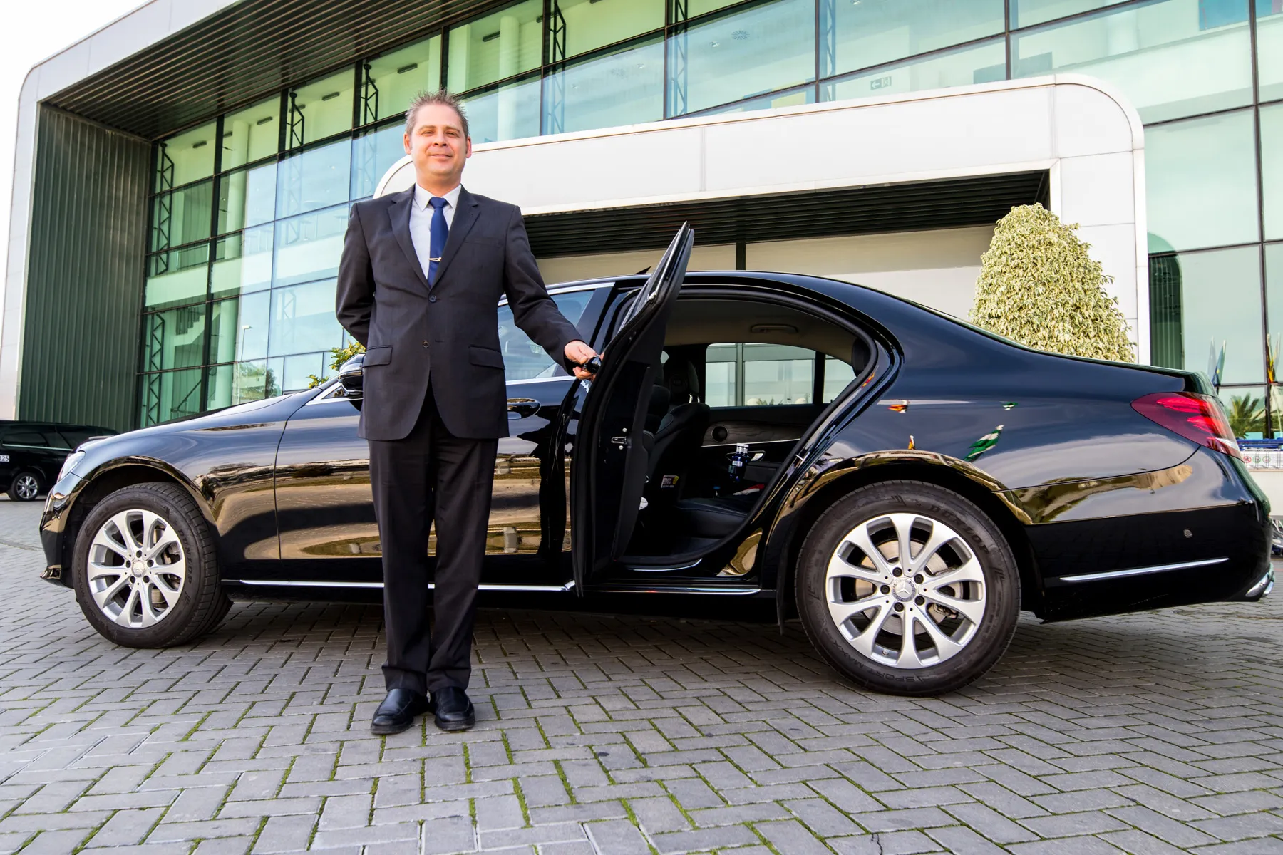Top Benefits of Using a Professional Minicab Service in London